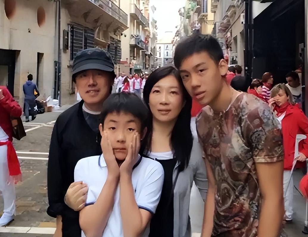 张宇58岁现状:风流大半辈子,如今身形佝偻,一头白发老去