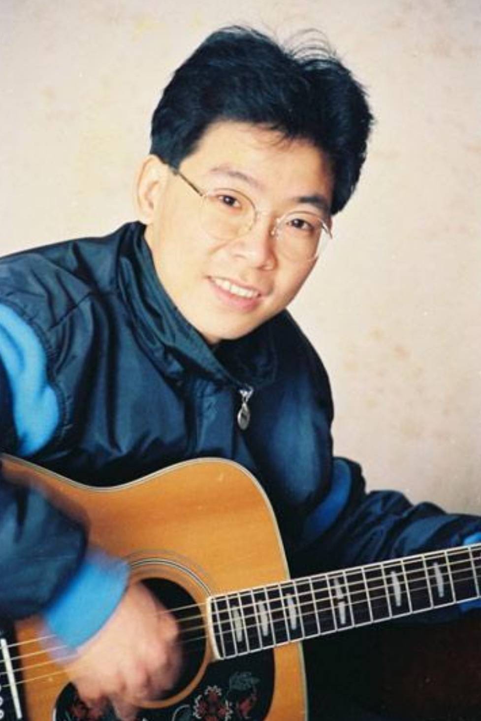 张明敏:一首歌红遍大江南北,69岁老态尽显,儿子很帅气也是歌手