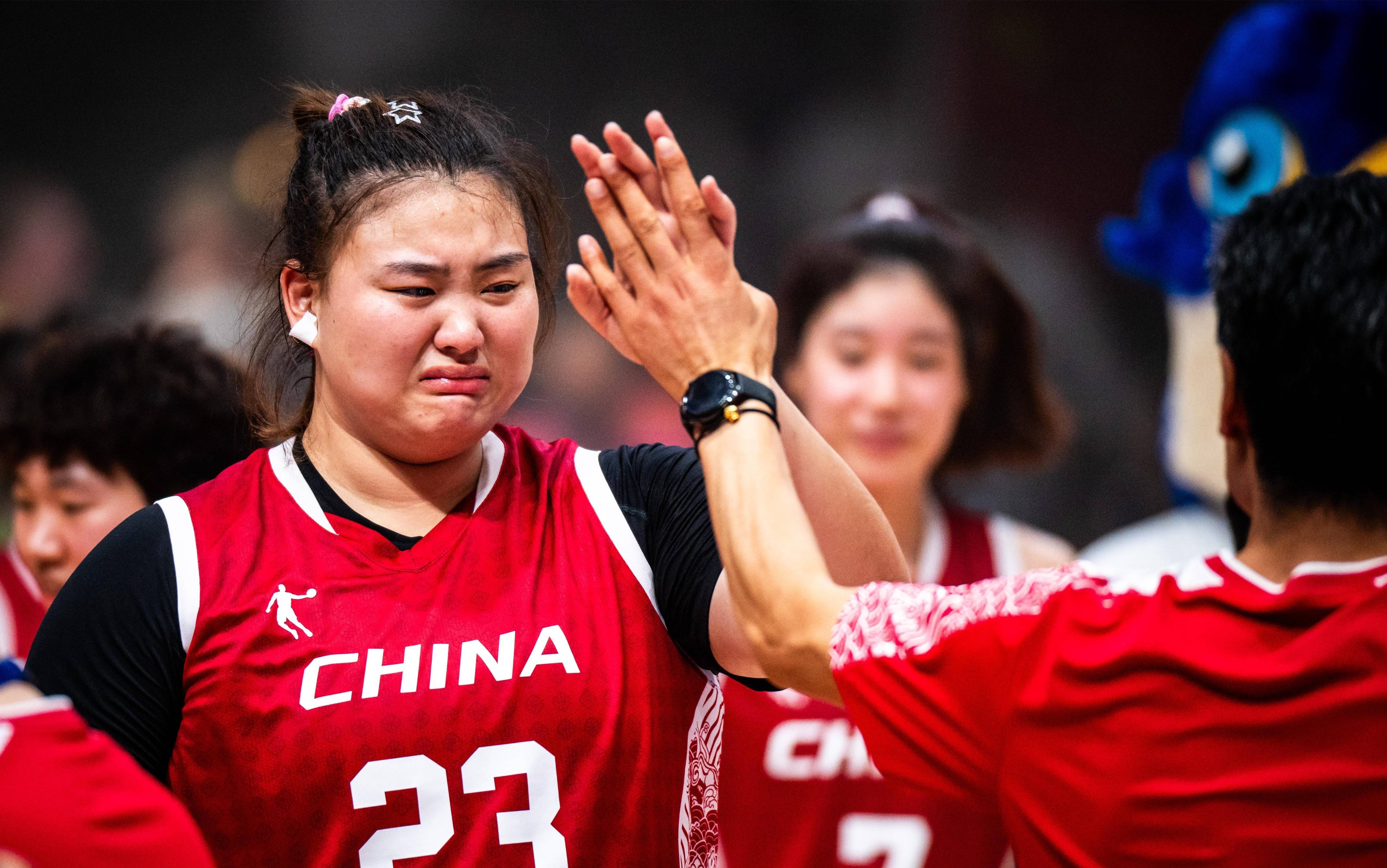 中国女篮新星刘禹彤带病卫冕大运会冠军，展现坚韧精神