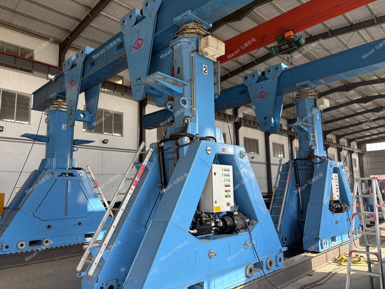 液压起重机干活有多硬核?油缸一推顶千斤,吊臂一伸够全场!