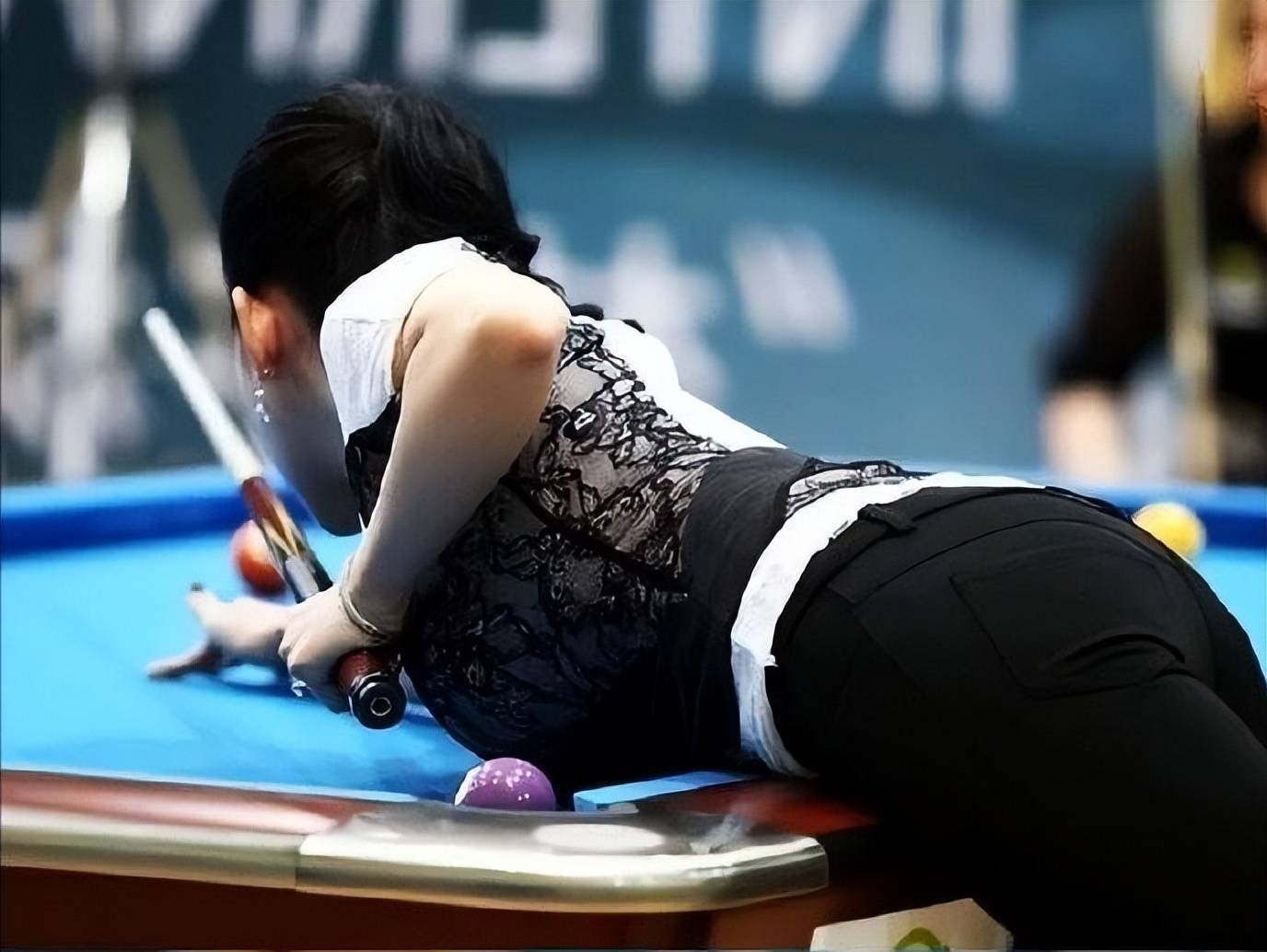 43岁潘晓婷至今单身,身材傲人却无人敢娶,潘爸爸后悔当初管太严