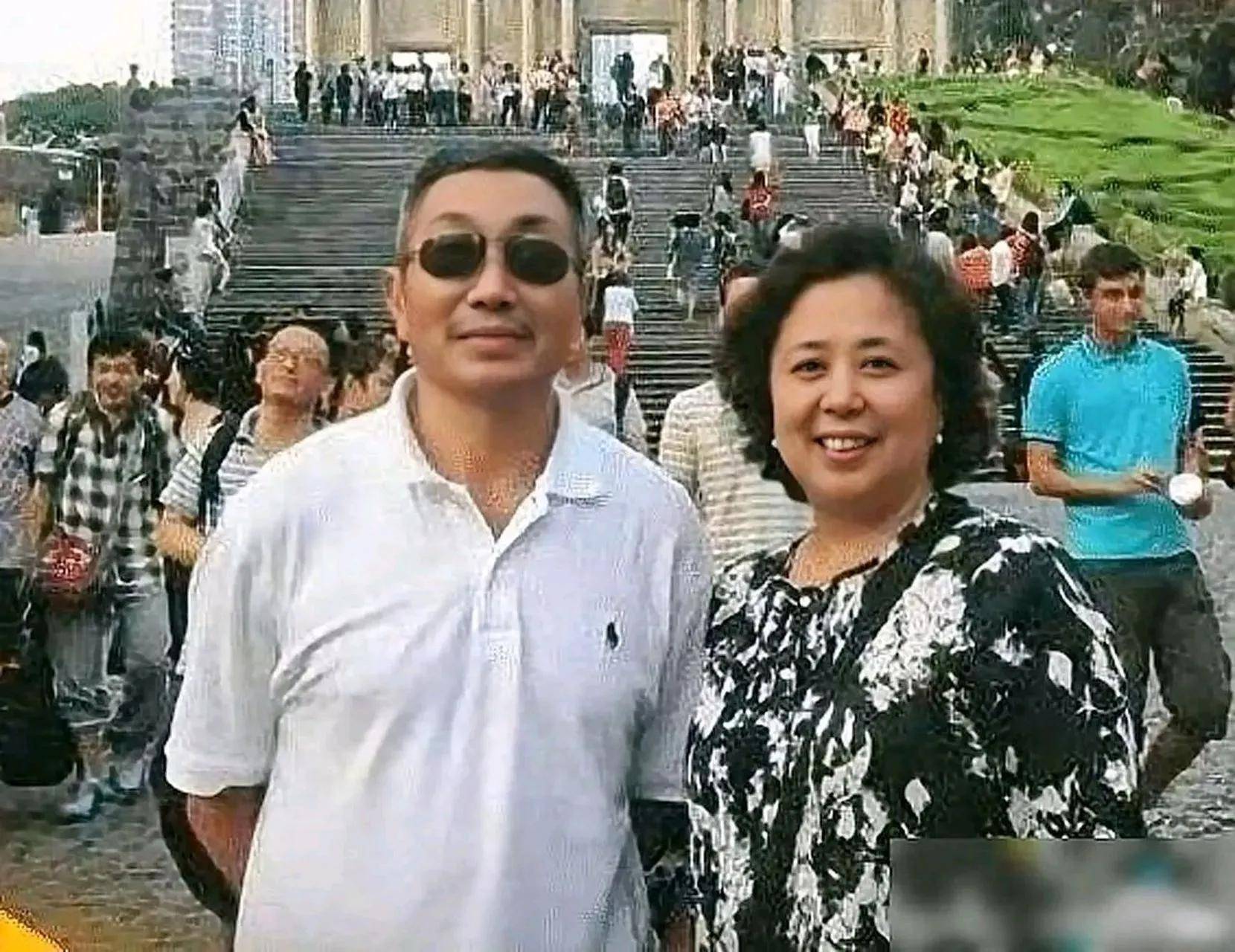 "老戏骨"杜源近况曝光,携家人游温哥华,圈外妻子素颜现身太朴实