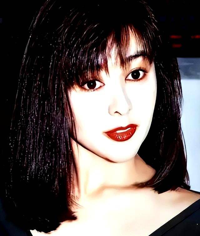 母亲张冰茜,也是邵氏的当家花旦.父亲关山,影帝