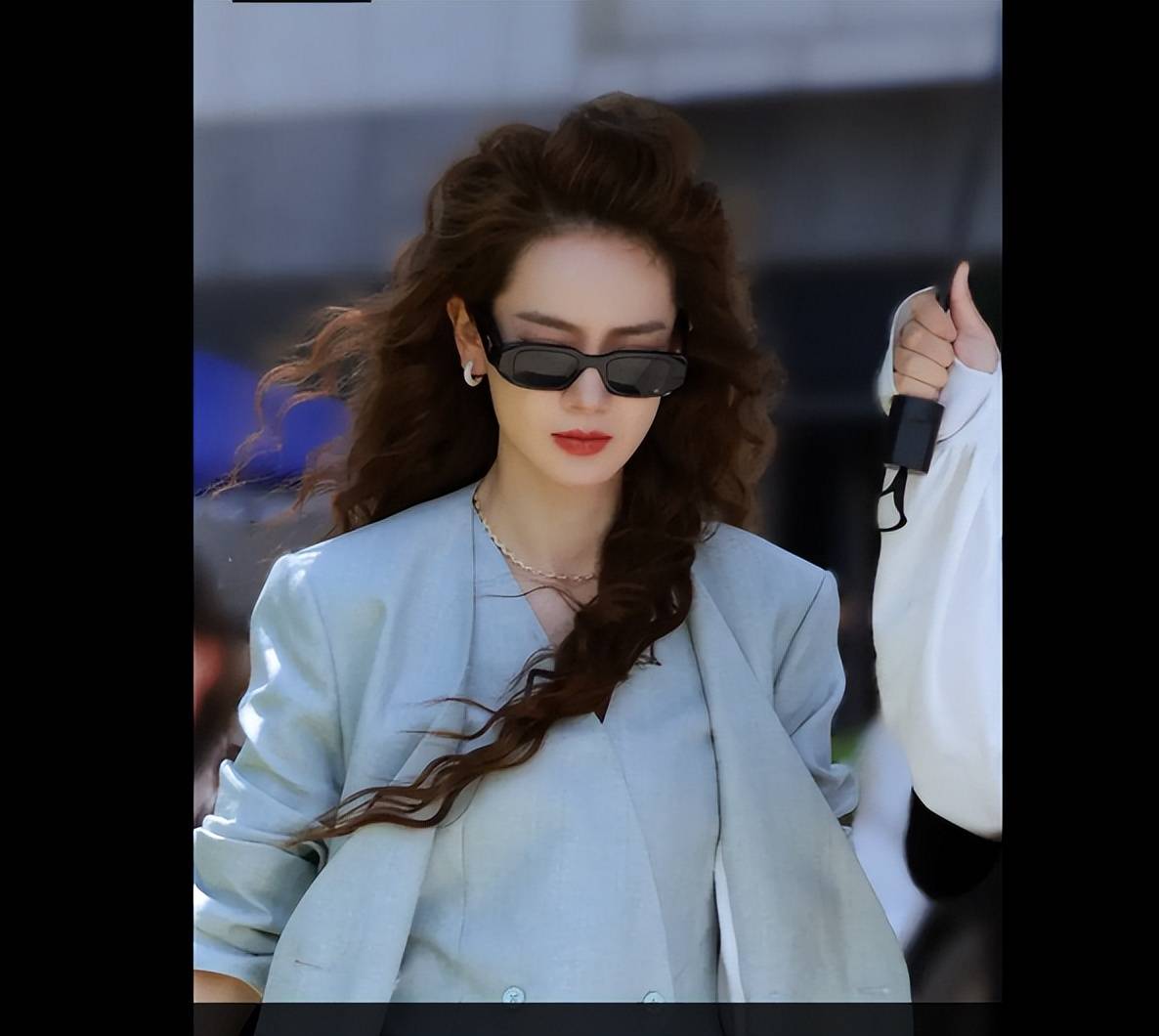 戚薇西装造型明艳酷飒,墨镜卷发,化身职场女霸总!