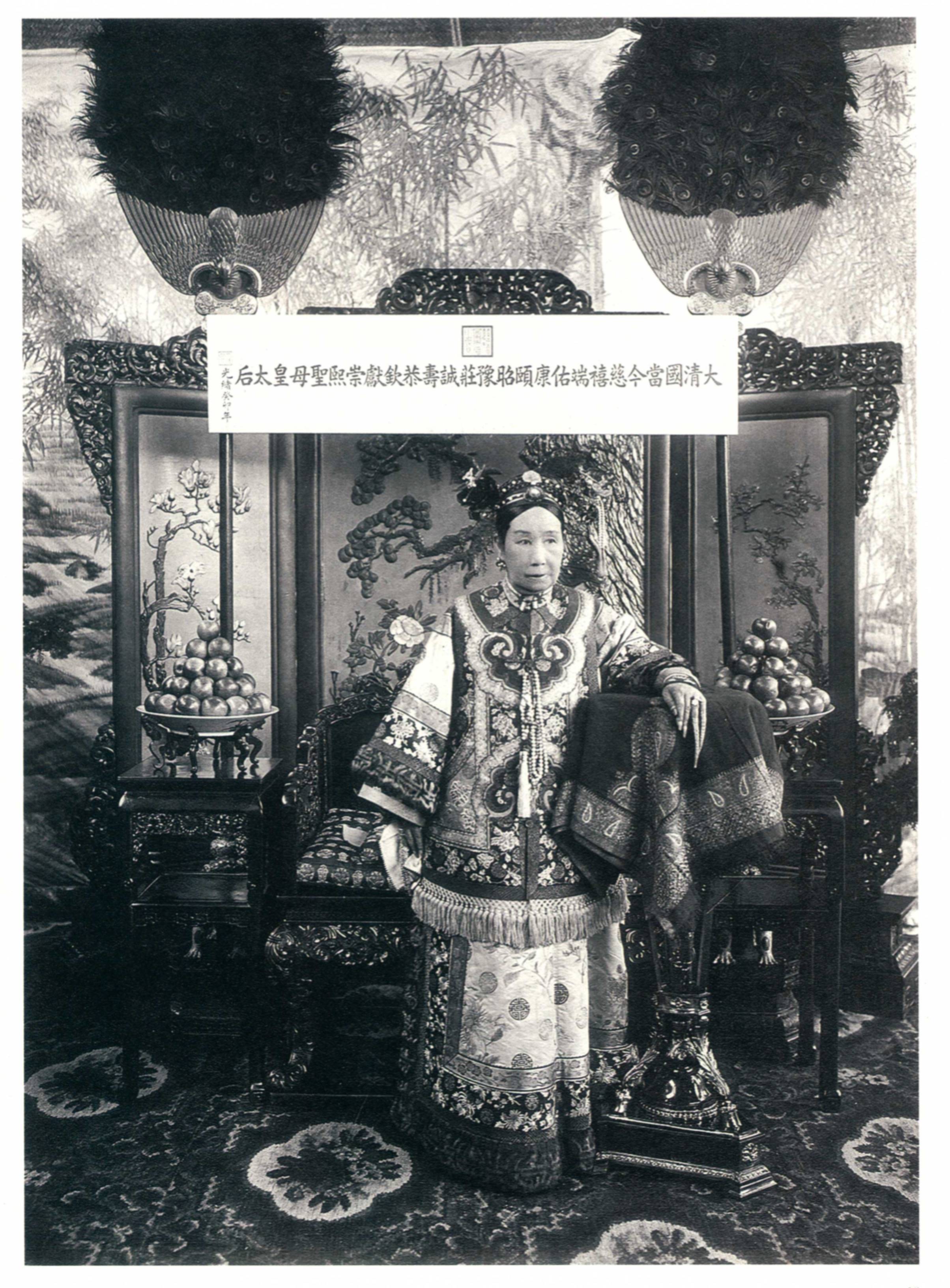 古人长袍宽袖穿的衣服都拖到地上难道不怕弄脏还是为了时尚?