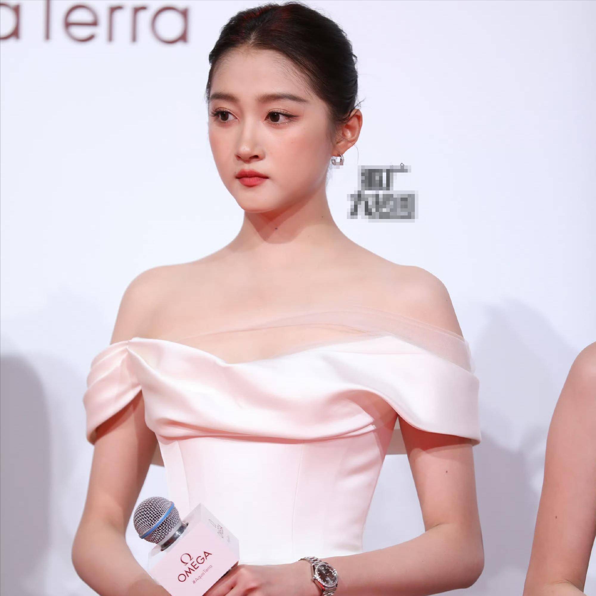 鹿晗没想到,曾被说配不上他的关晓彤,如今竟一直在走"上坡路"