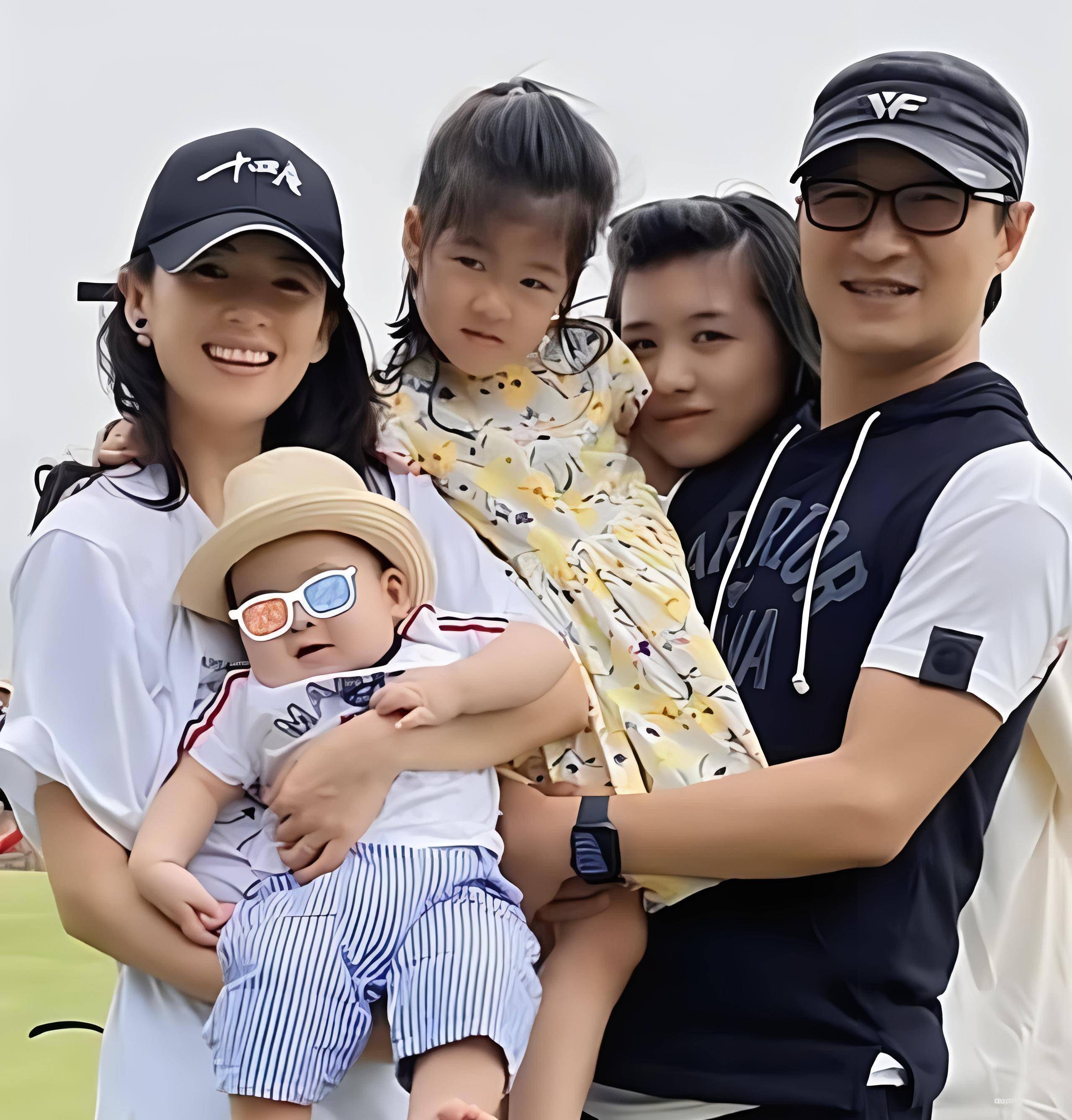 汪峰带4个儿女回国落地不到48小时恶心的一幕出现了