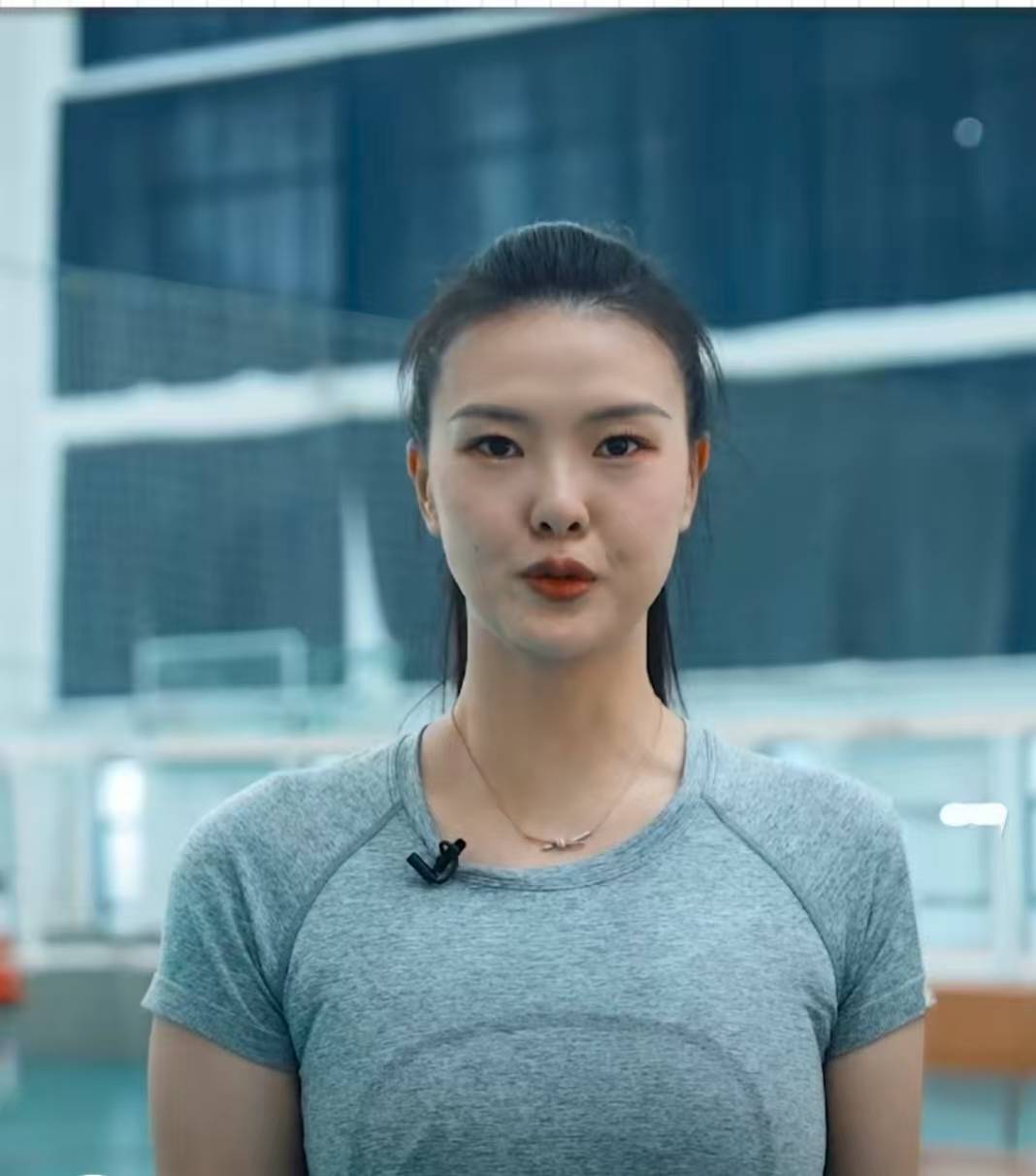 怀孕无缘女排?张常宁现身,穿无痕裤遛狗,谁注意她的小腹