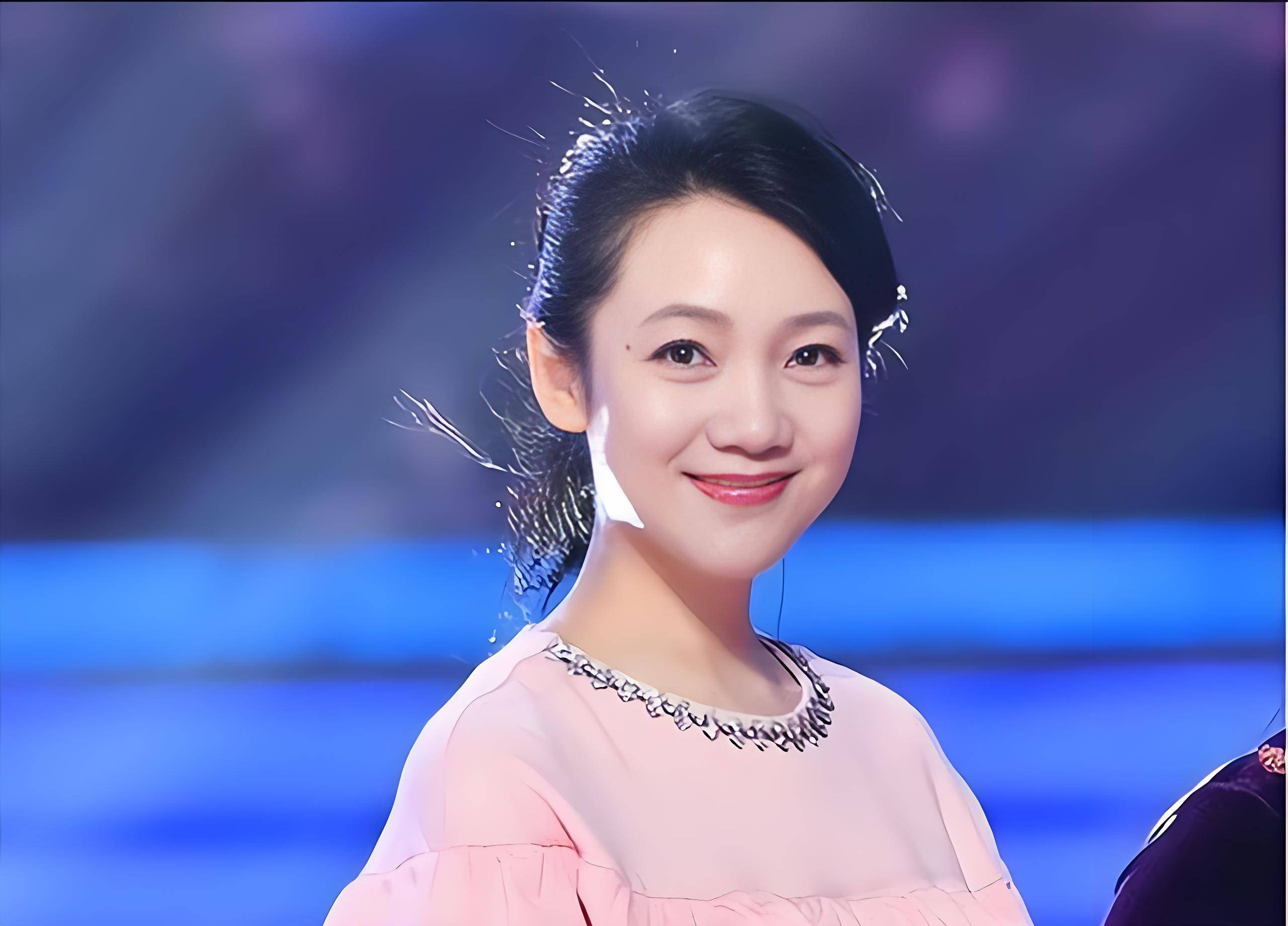 在这样的环境下,安徽卫视能和湖南卫视一较高下,周群的出色主持风格