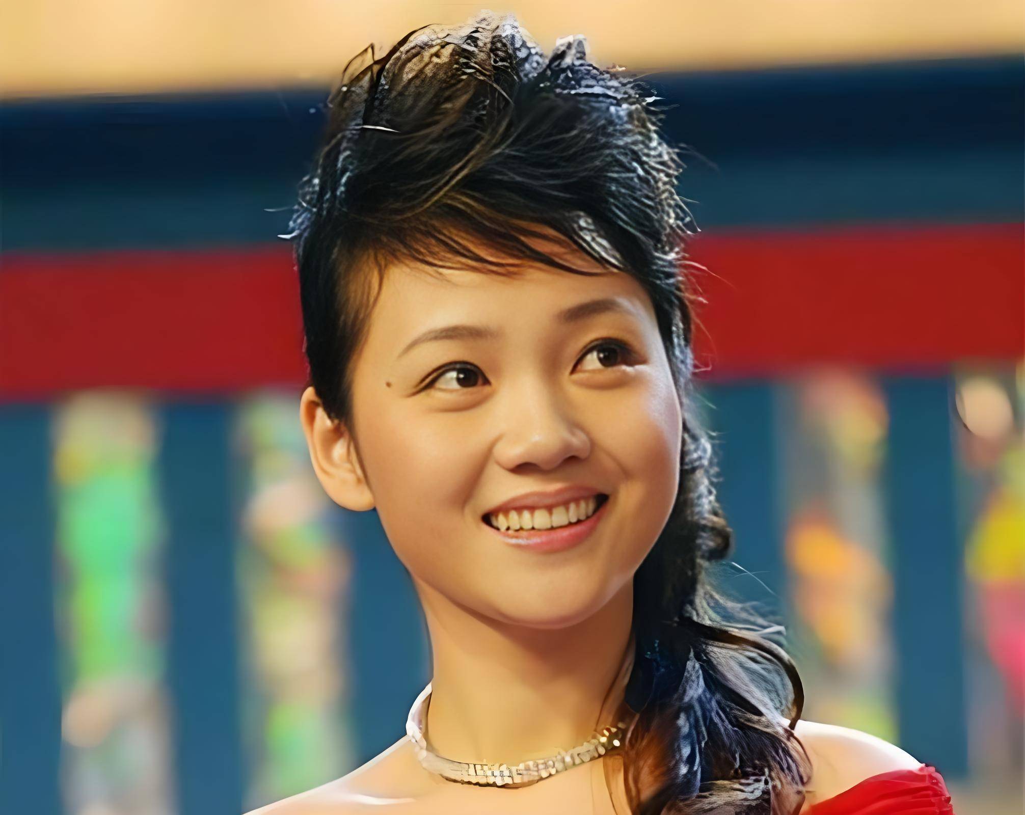 她曾是安徽卫视一姐,是郭德纲贵人,巅峰退圈,老公身份至今成谜