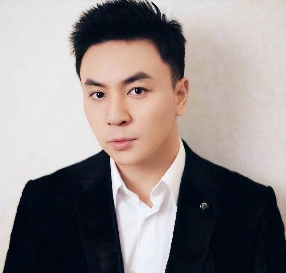身家亿万亲爹吸血多年,现37岁无人问津的释小龙,到底做错了啥