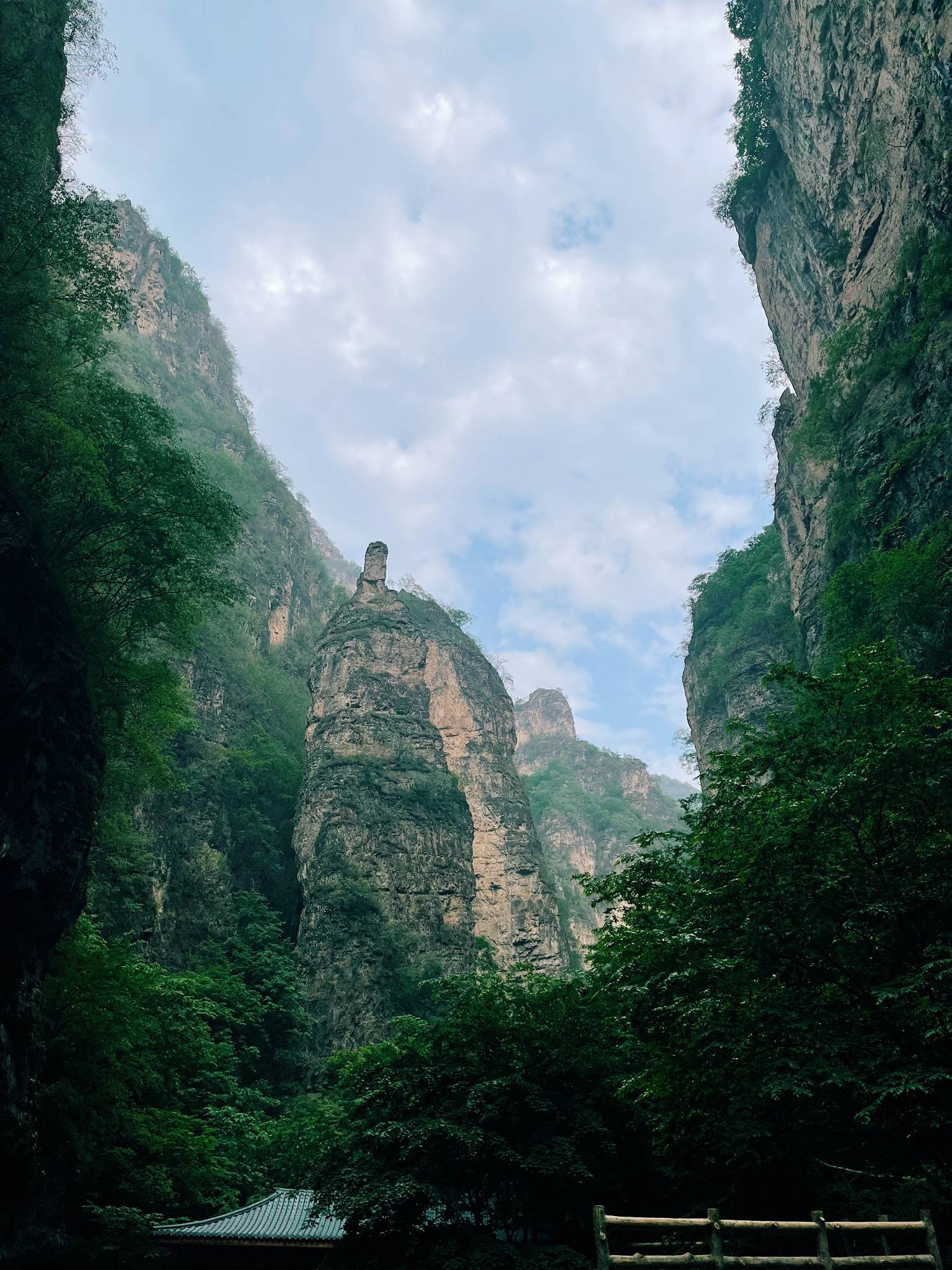 的喀斯特地貌代表其地质景观形成于14亿年前的地质运动以岩溶嶂谷