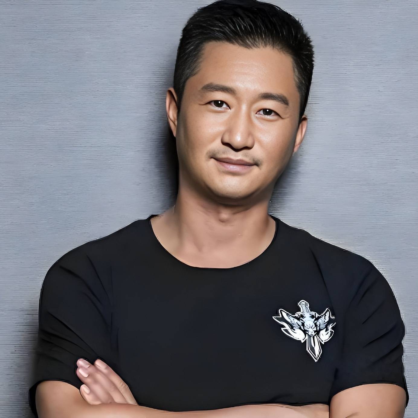 演艺圈奋斗半生的吴京还曾差点瘫痪家世不凡直球追爱谢楠