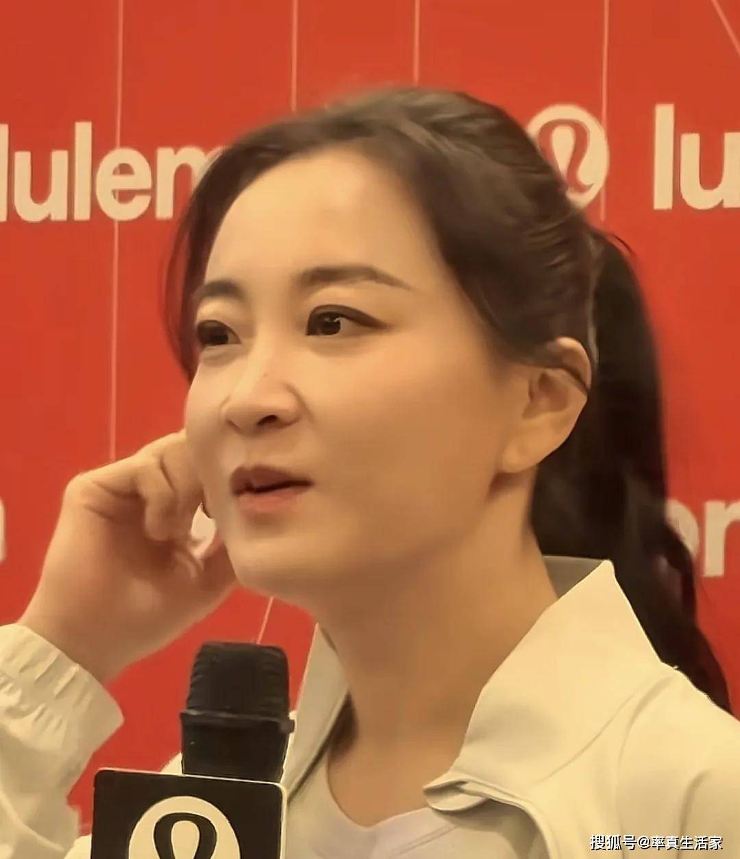 43岁贾玲罕见露面瘦成新样子梳高马尾活力十足笑起来俩梨涡讨喜