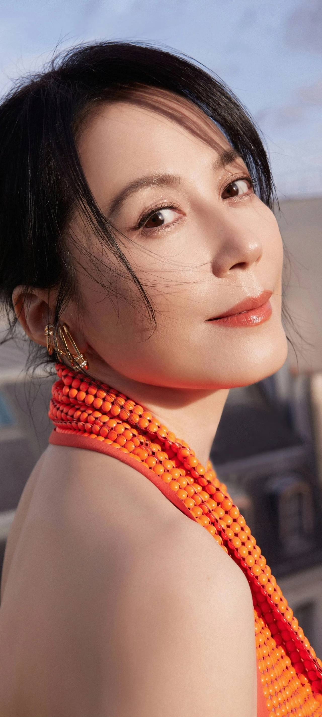 演员俞飞鸿至今不婚,54岁仍单身,却有一个男人陪了她近20年!