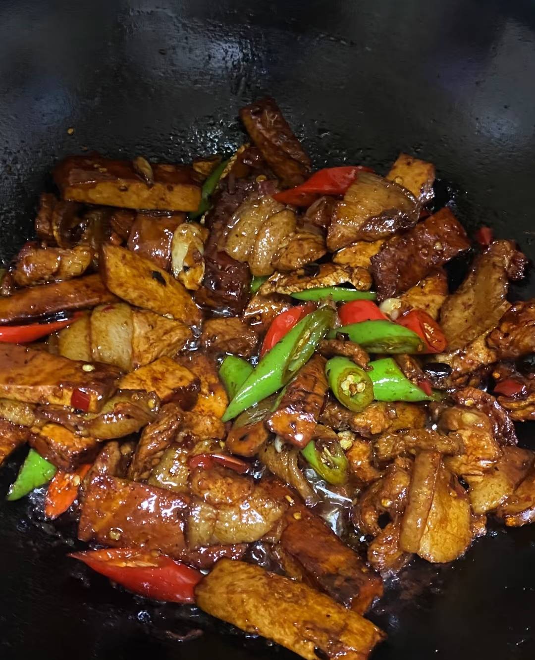 五花肉烧酱干:一口锅里的烟火江湖