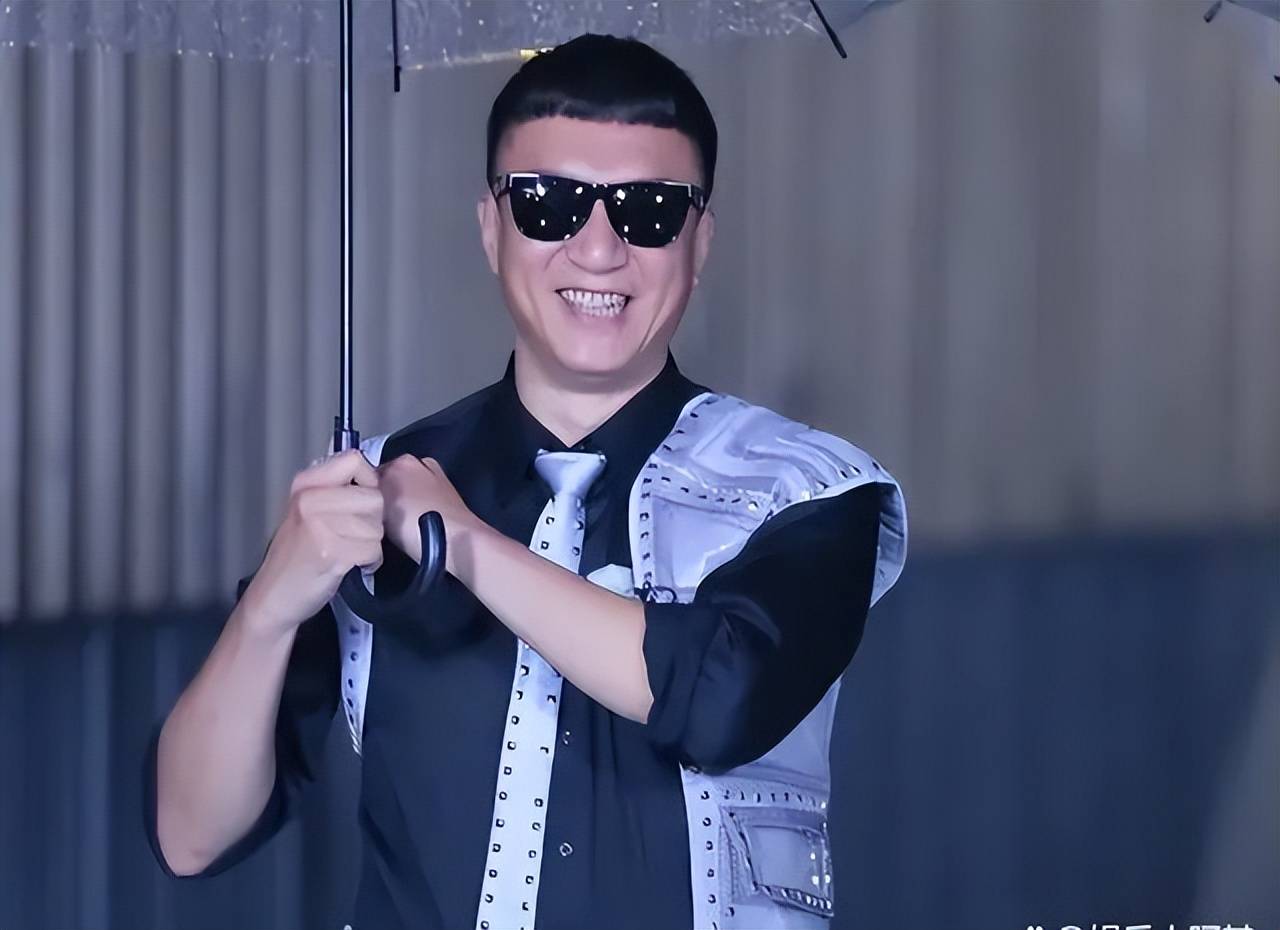 孙红雷哈尔滨吃饭被偶遇,两膝盖都卡秃噜皮!走路弯腰驼背没精神