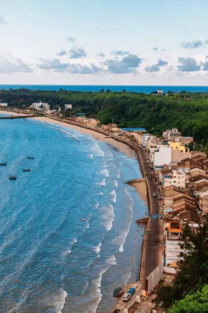 下午继续游览其他景点或自由活动午餐后,可以继续前往涠洲岛的其他景