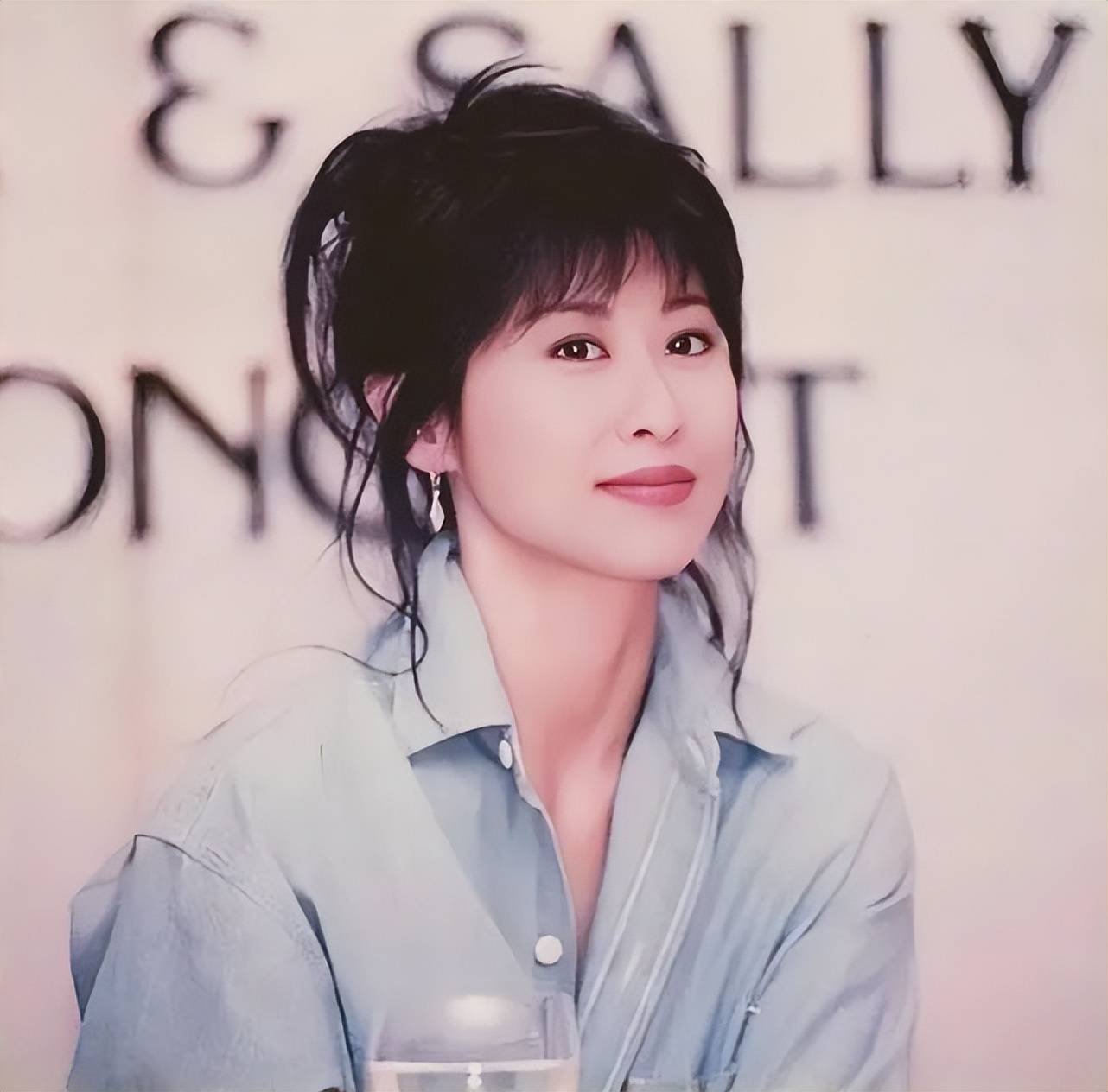 演员叶倩文,唱歌时唱来一个老公,结婚26年双双白了头!