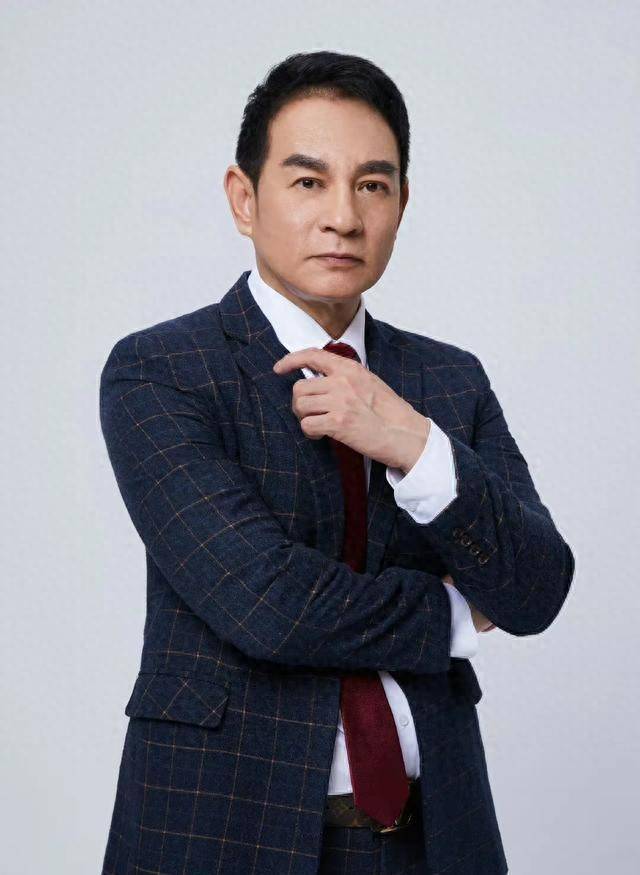 周浩东:从歌手到演员,给姑父买房,现在59岁依旧帅气