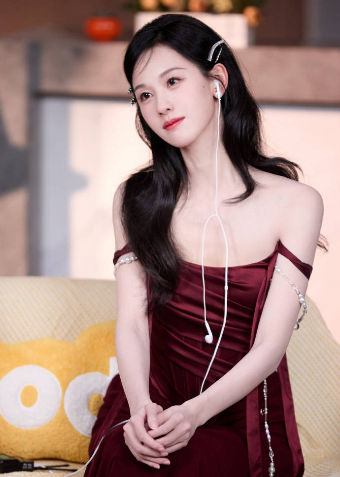 陈都灵 32 岁酒红裙造型，露肩设计显骨感美，演绎温柔轻优雅 