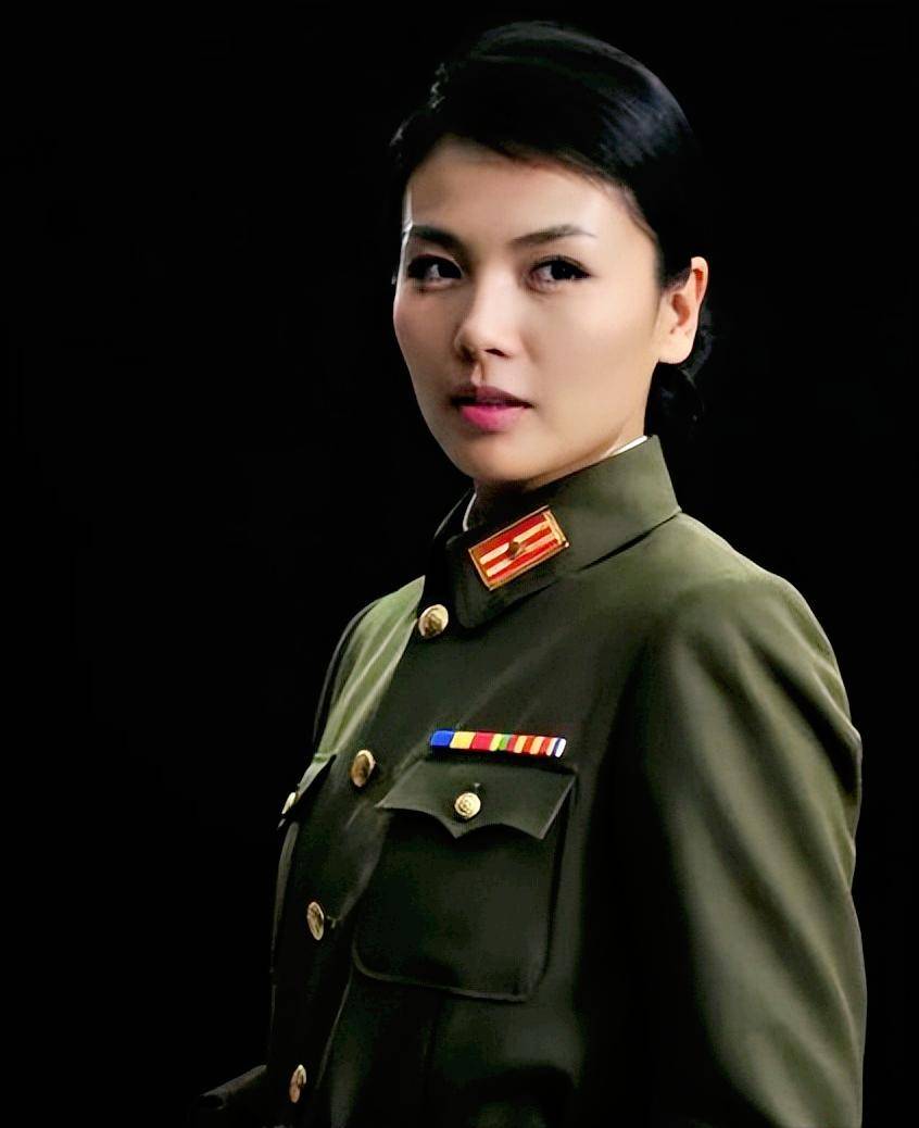 在各大综艺节目中,我们经常能看到女明星们身着军装的镜头