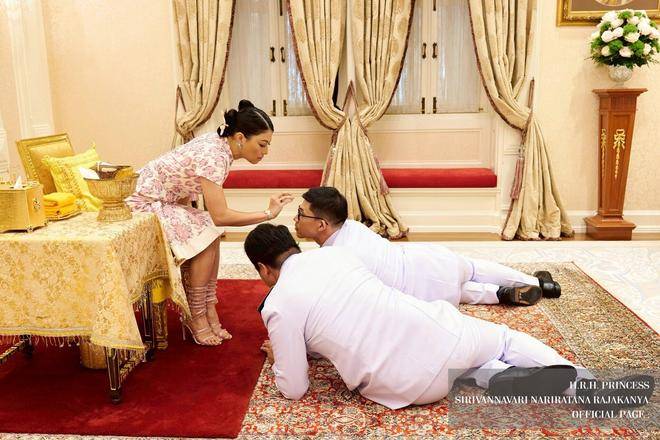 泰国真开放!泰国公主为同性伴侣赐婚礼,新郎新娘跪拜行礼