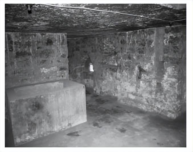 董存瑞面对的桥型暗堡不但建在干枯的河床上,且桥体光滑,无法直接放置