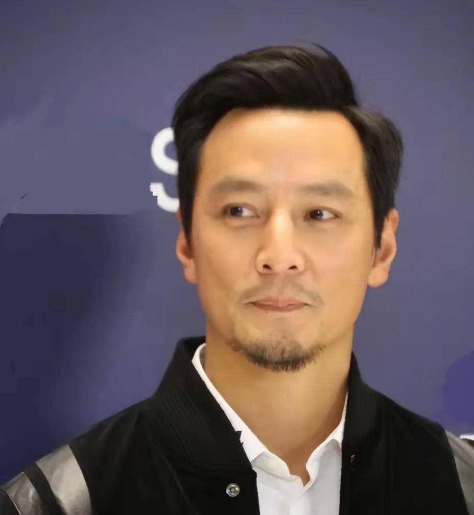 帅到爆炸!50岁吴彦祖胡子一刮,颜值归位,果然是公认的初代男神