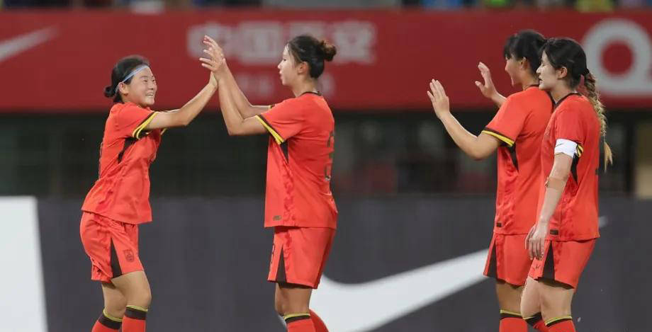 U20女足三战全胜，卢家玉帽子戏法，球迷欢呼雀跃！