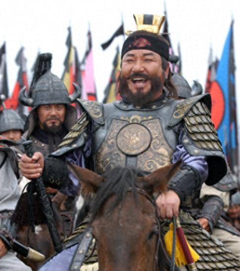 而在这些大国崛起之前,东北的一个不太显赫的领袖大祚荣,曾在唐朝与