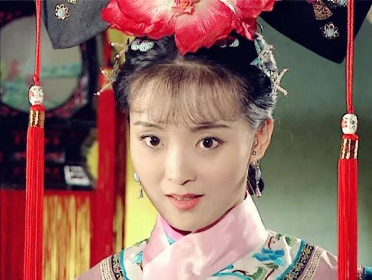 "晴格格"王艳:22岁住故宫旁,48岁下地干农活,脸化浓妆惹争议