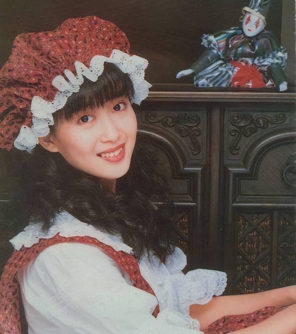 她曾是玉女歌手,前夫一番话让她身败名裂,今52岁还美如少女