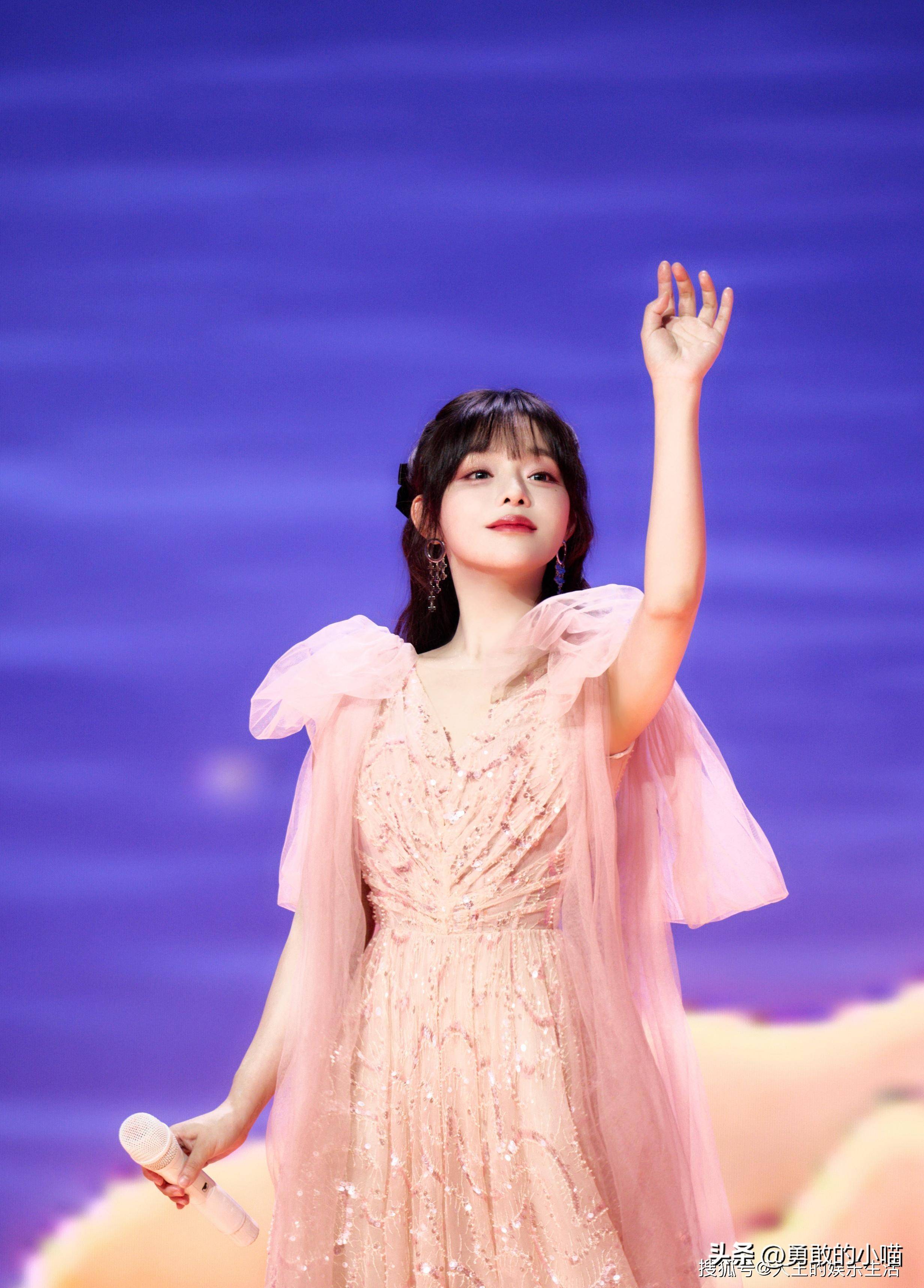 歌手黄霄雲突遭车祸简单包扎后献唱点映礼导演感动泪流满面