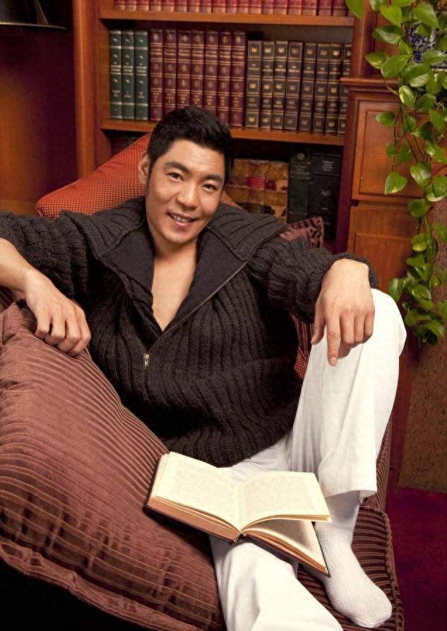 歌手屠洪刚:再婚做模范继父,亲生孩子32岁仍单身