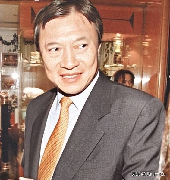 郭炳湘性情大变,三兄弟间的嫌隙越来越大,后来,郭炳湘有了情人,被两个