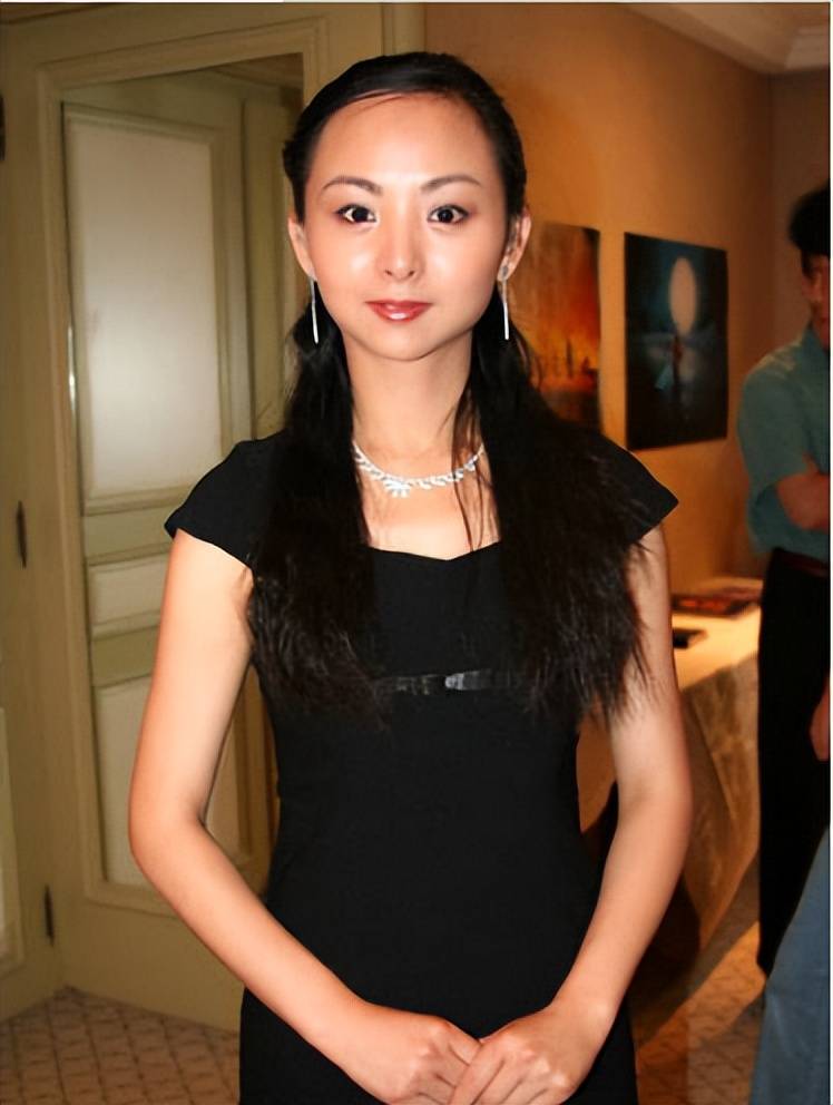 "千手观音"邰丽华:被富翁追求整整8年,最后却与高材生结婚