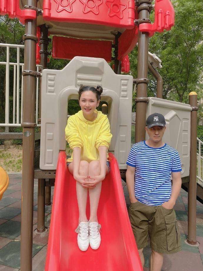 难怪被老公禁止裙短过膝,程莉莎超短裤出镜细腿不输小姑娘