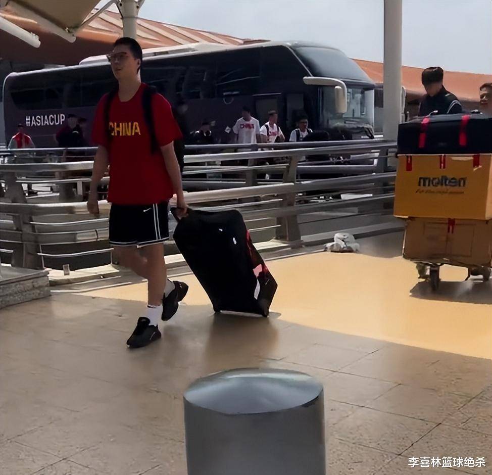 中国男篮启程回国曝光！郭士强胡金秋热聊，胡明轩真酷赵睿刷手机