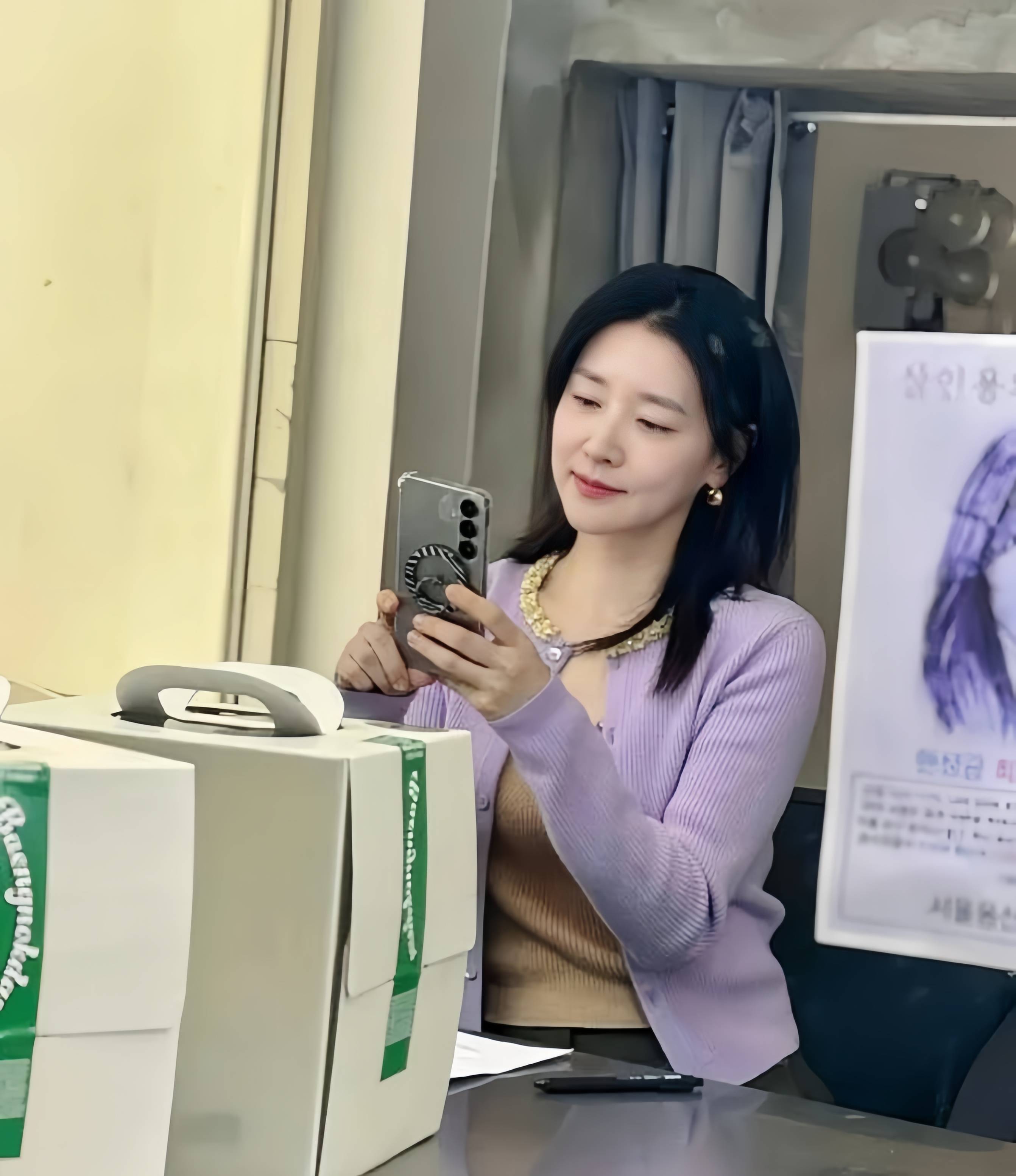 54岁李英爱近况,豪宅摘菜如少女,身材纤细皮肤白嫩,太会保养了