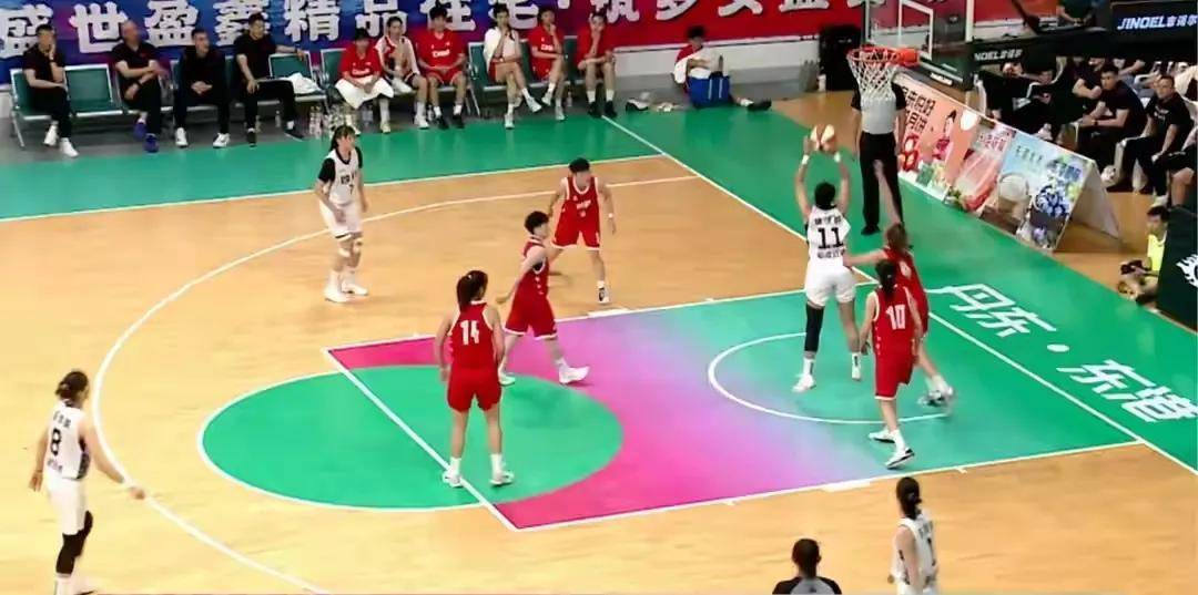 惊讶！李梦仅打5分钟！四川女篮60分狂胜新疆，替补杀疯了？