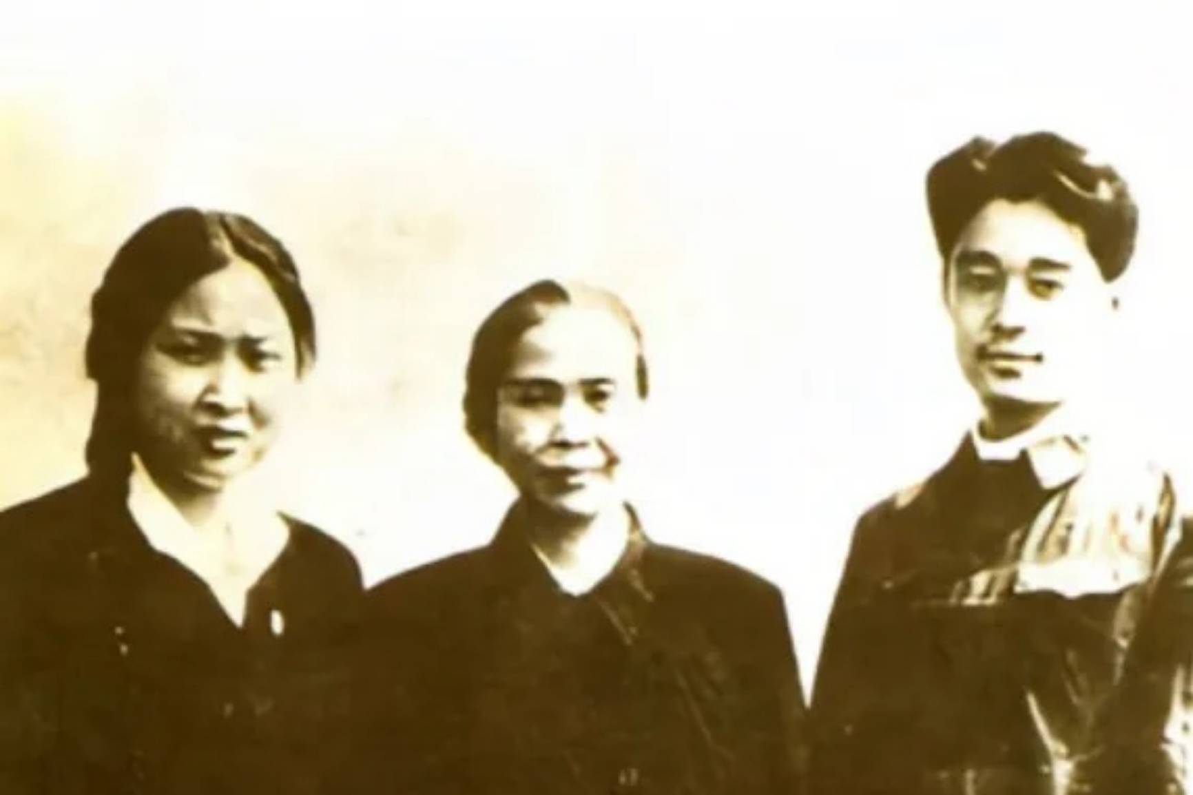 1958年,李敏带男友孔令华见母亲贺子珍,小孔看起来有些紧张