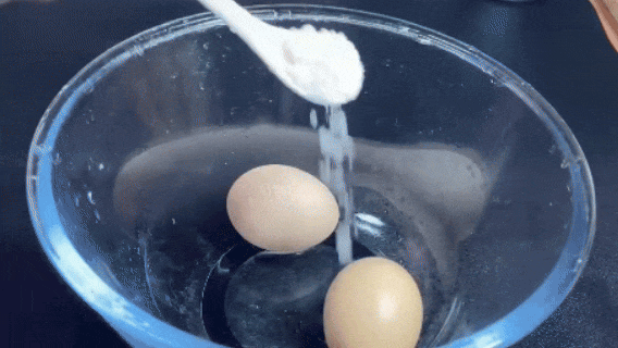 把2个鸡蛋丢进保温杯里,真的是太神奇了,今天才知道,快试一试