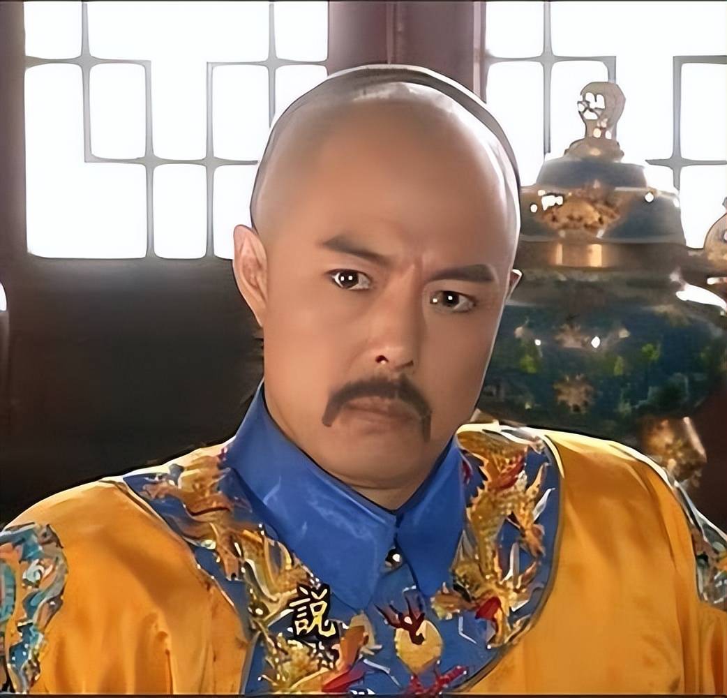 张铁林在剧中饰演的乾隆皇帝,威严中透着慈爱,偶尔的小暴躁反而增添了