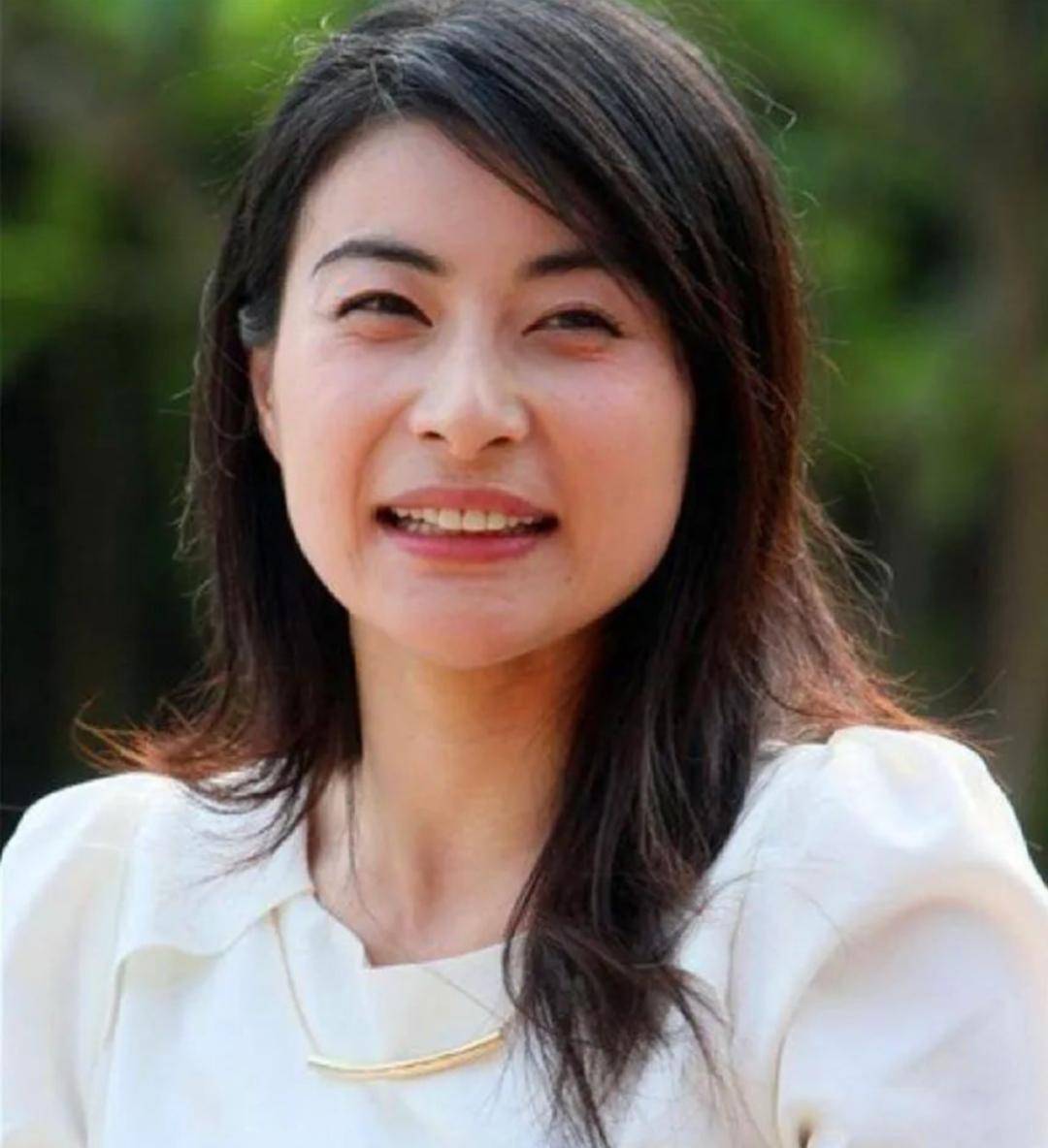 郭晶晶被霍启刚苦追婚后掌家中大权丈夫疼爱公婆也很尊重