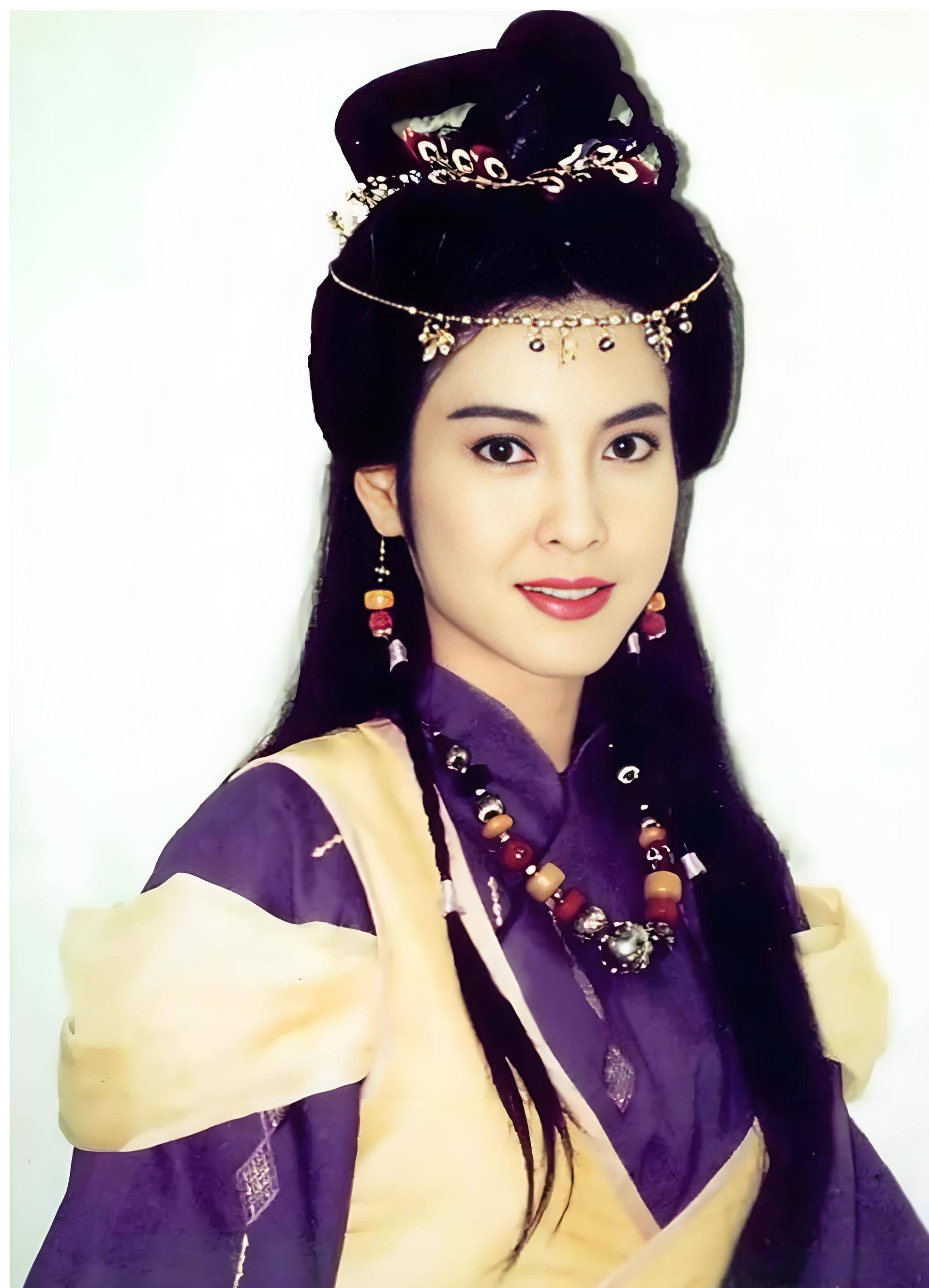 她是"最美紫衫龙王",与吴镇宇爱了8年,现在56岁活成这样