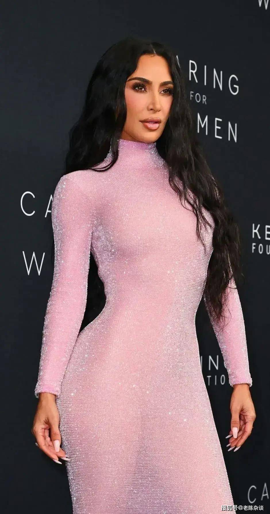 扛不住啊扛不住,金卡戴珊,身材也太饱满有料了!