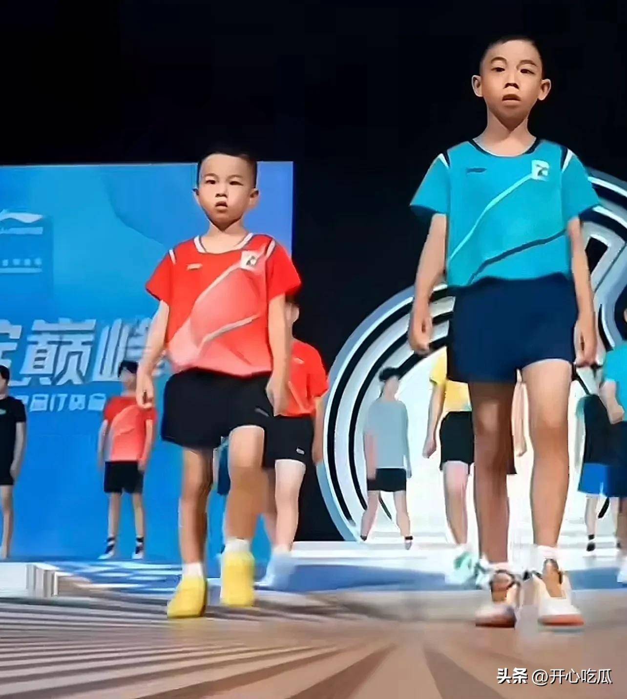 马龙两个儿子当童模走秀,舞台上单手翻跟头,活泼帅气有运动天赋