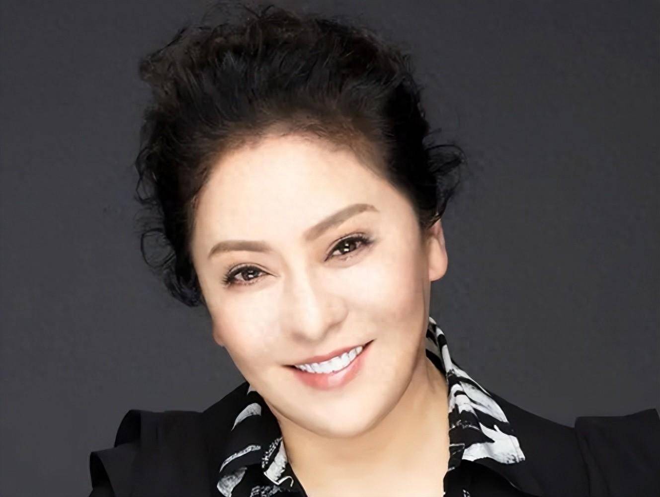 "香港教母"向太陈岚:6岁患病18岁被卖入舞厅,向太以前有多苦