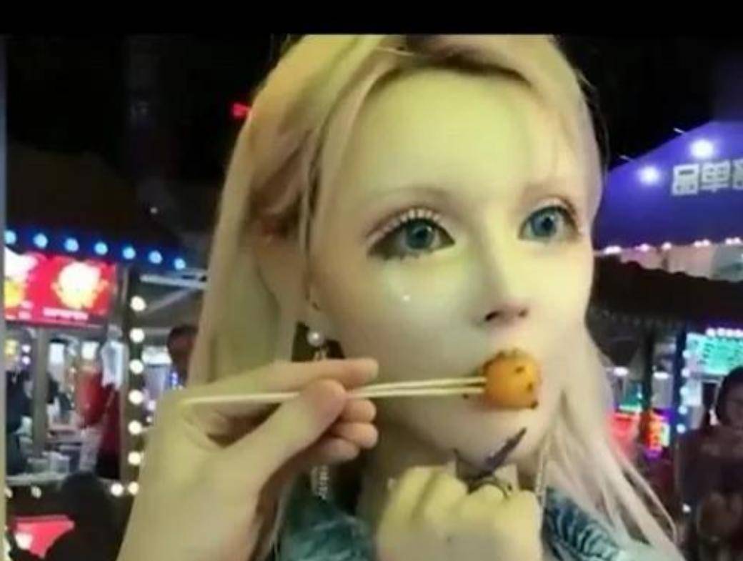 7年前,那个把自己整容成"真人芭比"的网红迪丽拉,现在后悔吗